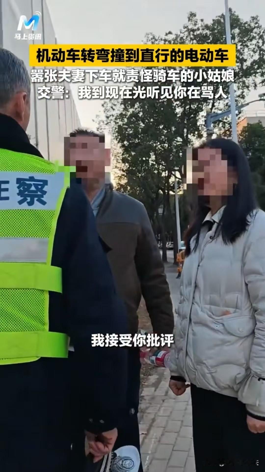 江西，男子开着车，小姑娘骑着电动车，两车在转弯时相撞了。男子下车就开始骂小姑娘，