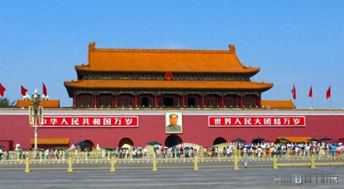 天安门城楼每天都有人拍照，挂了快八十年的画像为啥谁也不敢动？它到底算个人纪念