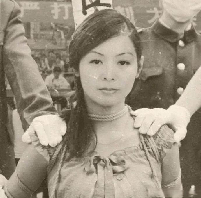 在1983年严打期间，陕西西安的马燕秦顶风作案举报家庭舞会乱搞男女之事。在群众