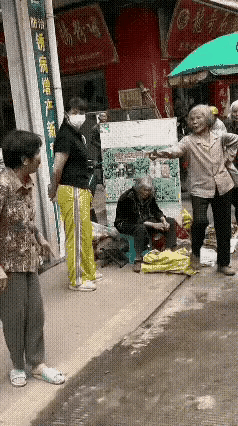 大妈就是大妈，一共开了五枪，直接把对手打扒[笑着哭][笑着哭][笑着哭]