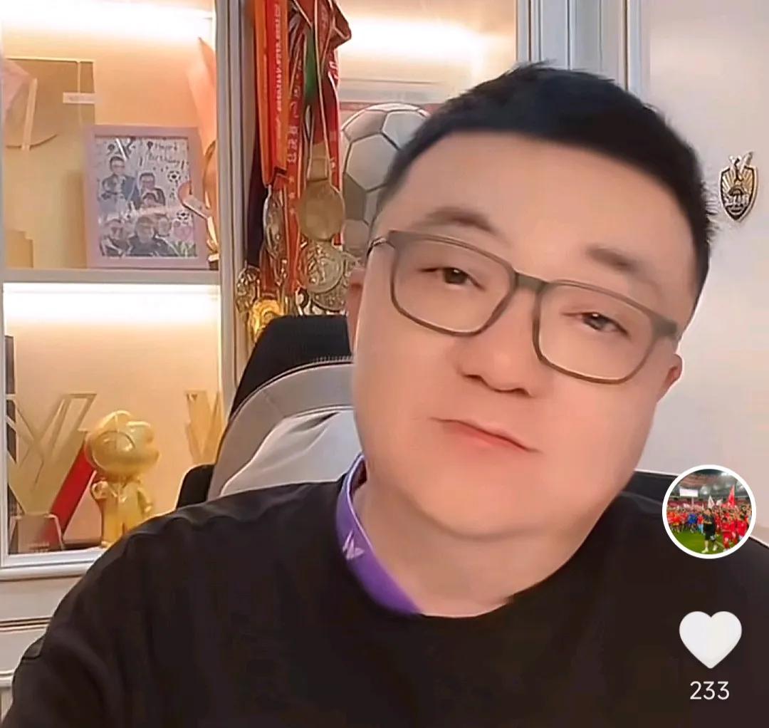 董路表示，他已经为邵佳一规划好了国足未来的思路打法。董路在直播间说道，未来留给