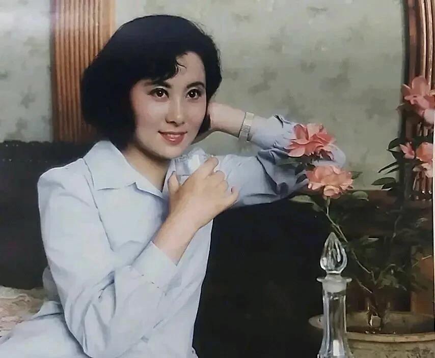 照片中的女演员曾经是长春电影制片厂的演员，明明长得比刘晓庆漂亮有气质，而且演技也