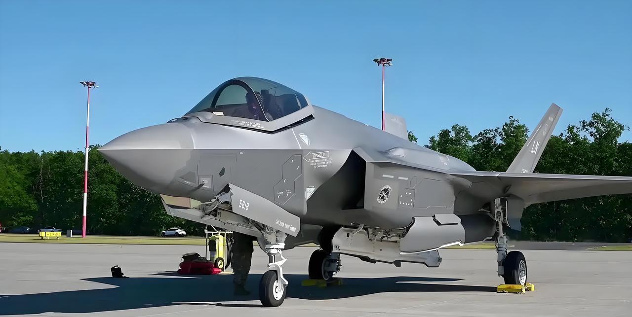 绝对不要向印度出售F-35战斗机。近日，美国在讨论是否出售给印度F-35战斗机