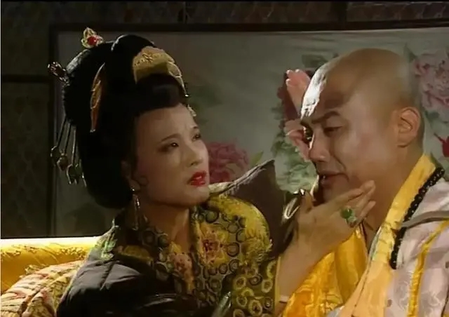 695年，武则天派人到白马寺传旨薛怀义进宫侍寝，不料，薛怀义刚到后宫，就被数十名