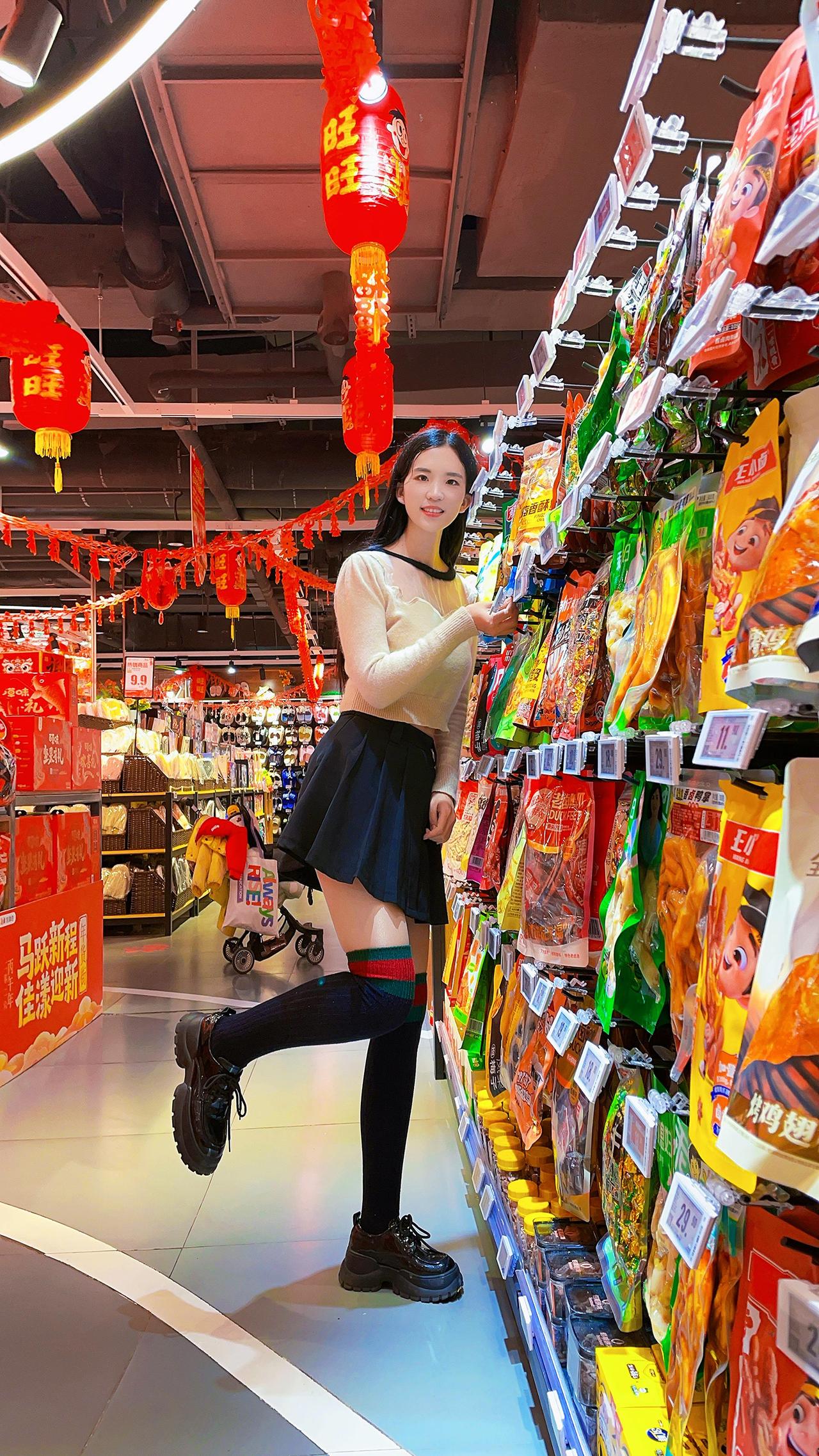 快过年啦，来超市采购+过膝袜+短裙美女过膝袜袜子黑丝