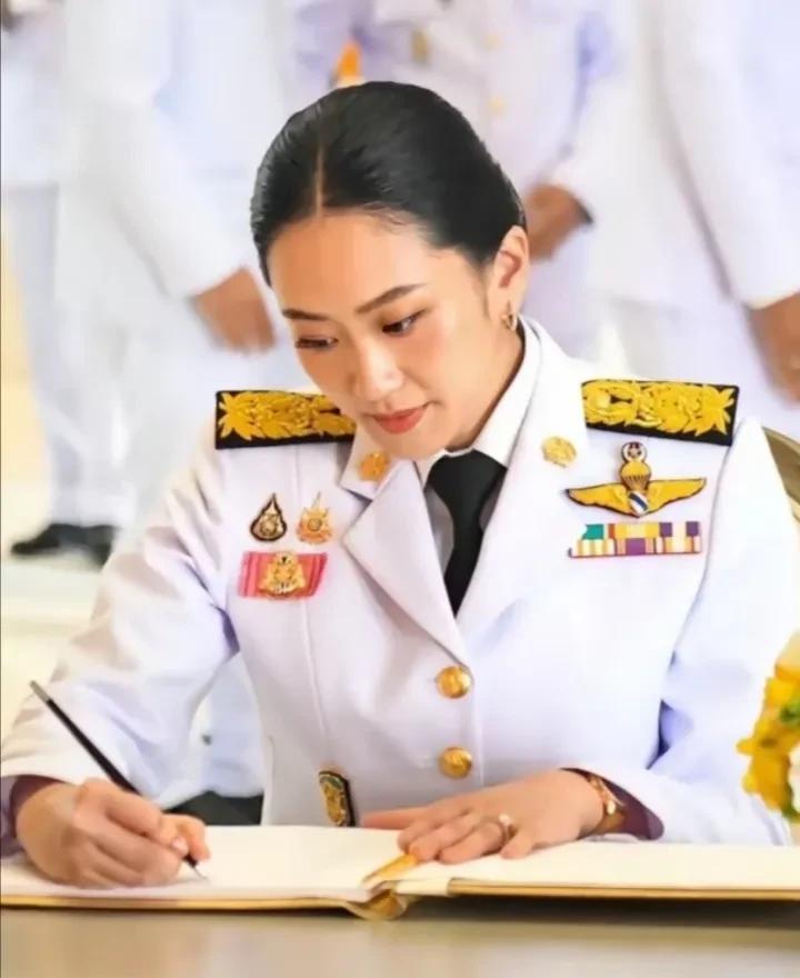 泰国总理府秘书长向媒体称，佩通坦不会辞职，她将按法律程序行事，尊重并接受宪法法院
