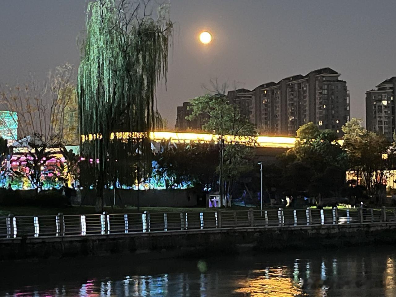 “夫妻之间发私密照违法”“情侣之间发私密照最高拘留15天”等说法近日登上热搜，我