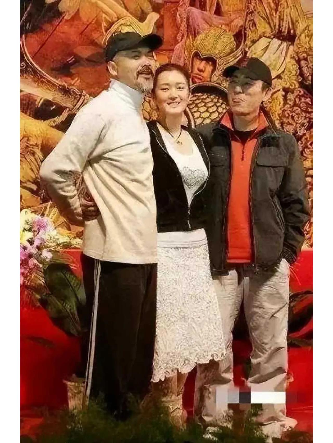 女星巩俐被周润发搂在怀里，张艺谋脸都歪了。