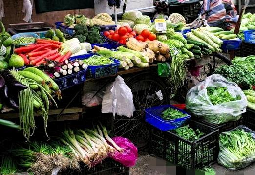 谁懂啊！以前穷得啃馒头配咸菜，盼着能顿顿有肉；现在倒好，穷得只能顿顿吃肉，蔬菜反