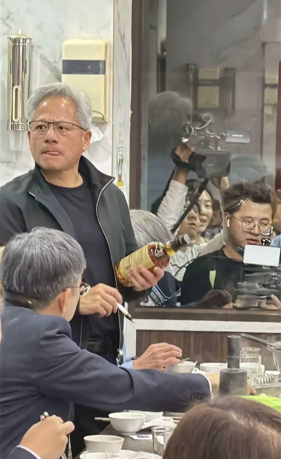 黄仁勋请客喝的是什么酒？