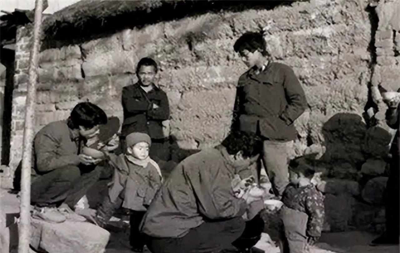1985年陕西商县，有人拿着欠条找龙治民要人。结果挖出了48具尸体。这人看着挺不