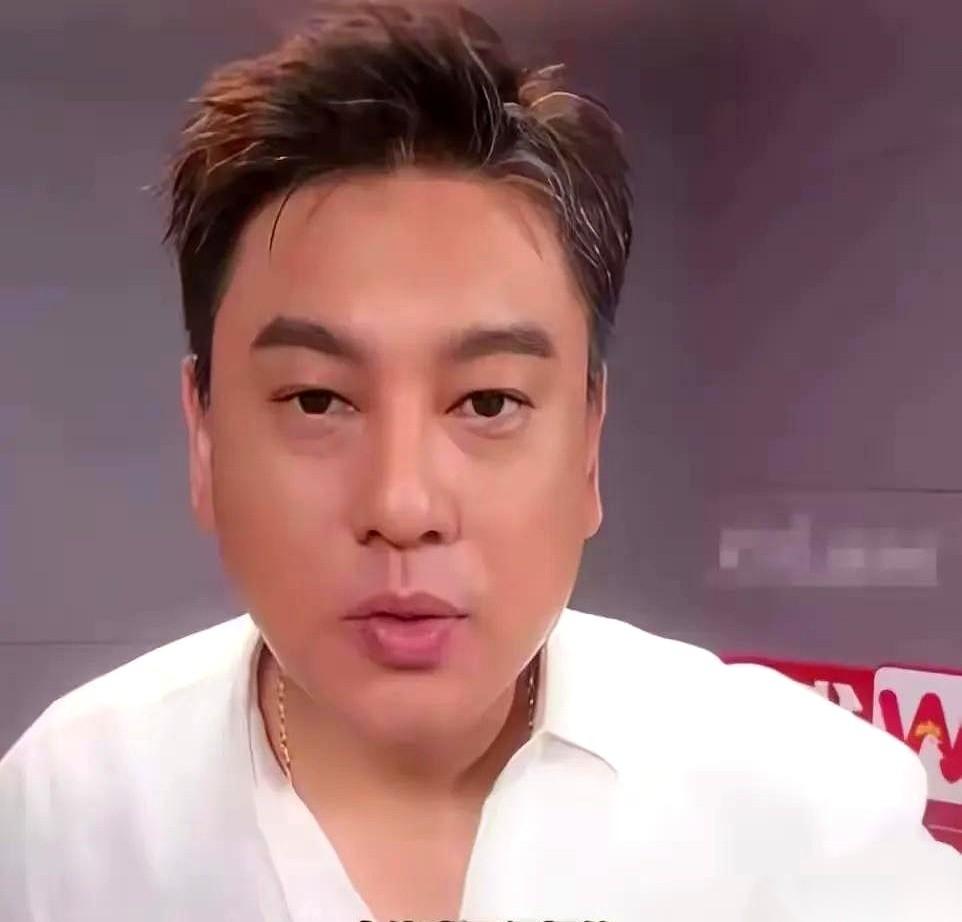 朱孝天的婚礼，据说没请动几个人。他自己也挺坦然，说人走茶凉，不红了谁还搭理你。