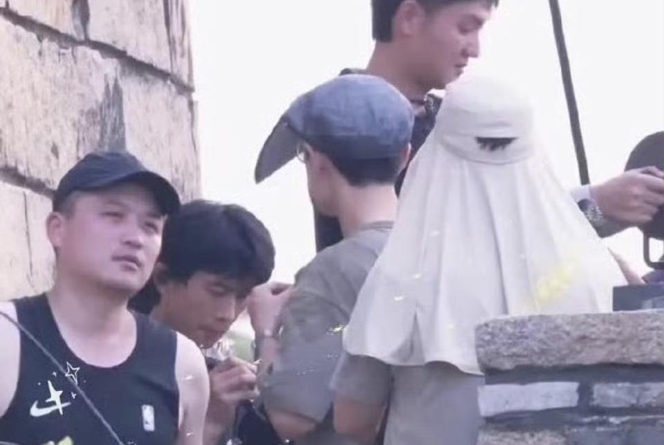 家人们快看！肖战新剧《谍报上不封顶》片场又放猛料啦！民国谍战剧拍着拍着，战哥突然