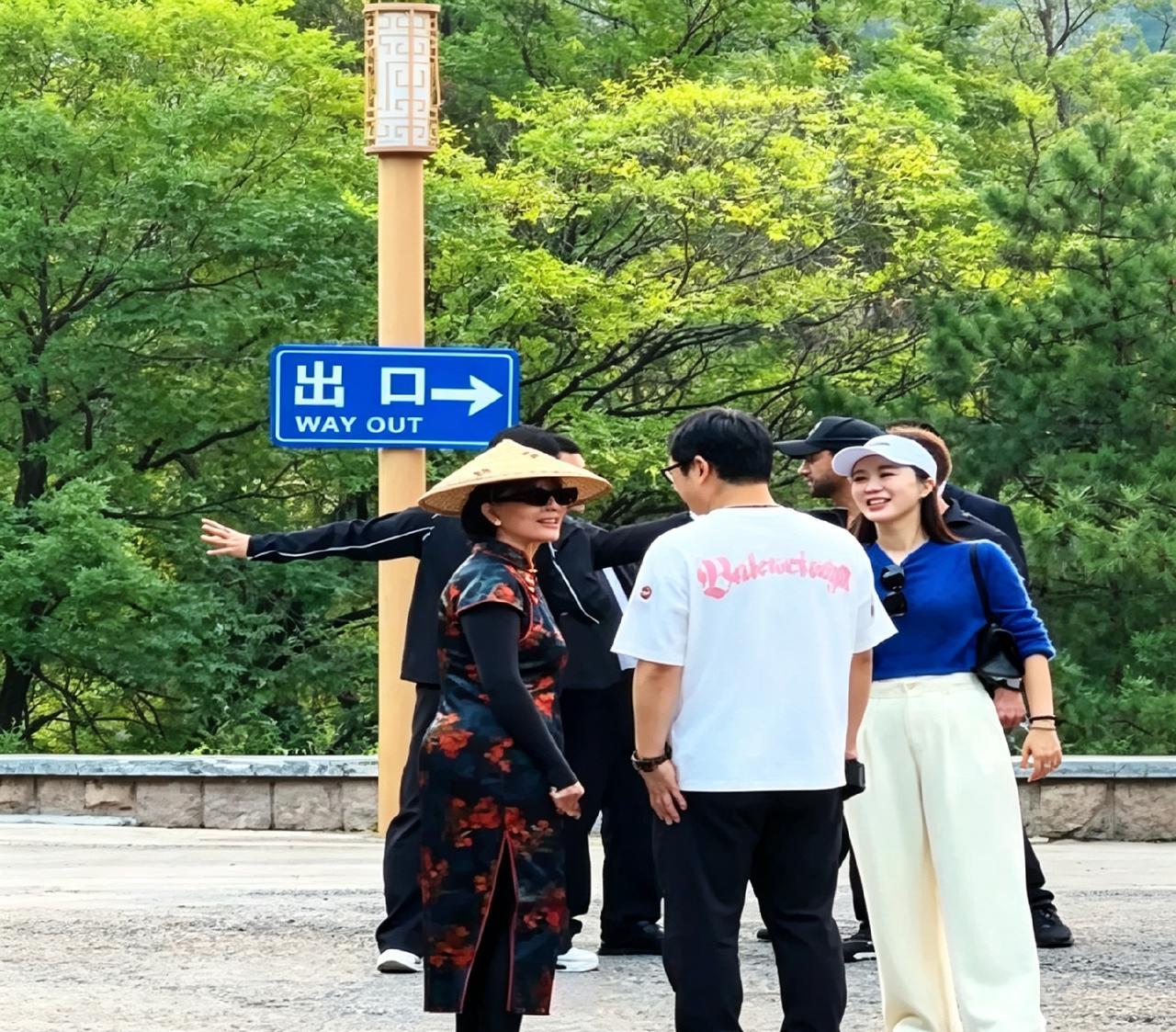慕田峪长城出口撞见这一幕，克里斯·詹娜斗笠配花旗袍，田朴珺在旁边笑着聊天。中西混