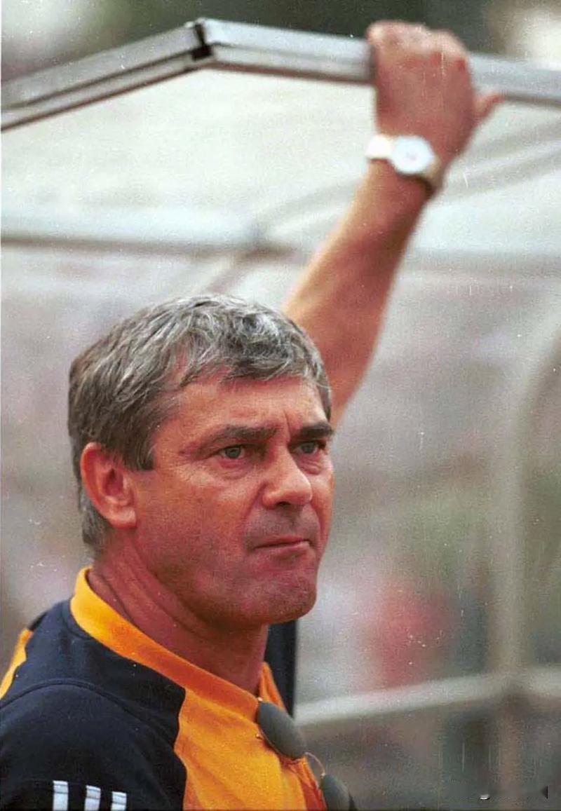 2000赛季，在某些媒体的报道中，桑特拉奇的执教风格变得专断而固执。他不再像上赛