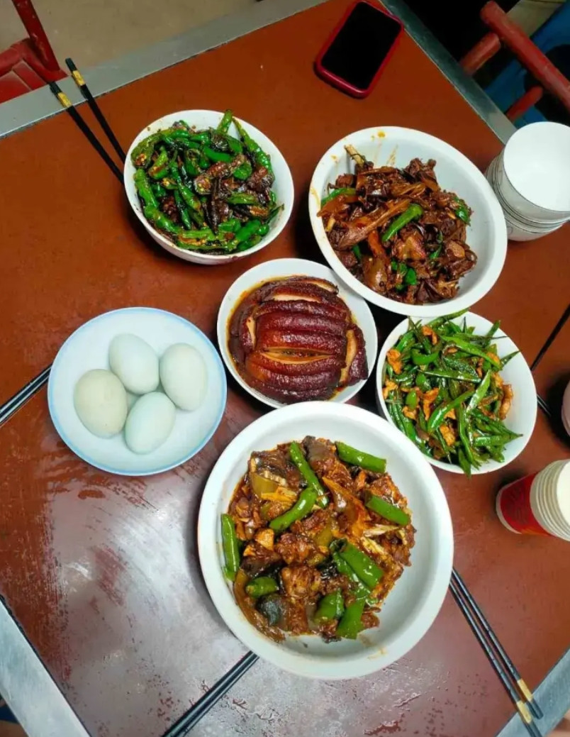 这样一桌菜是要喝五粮液要是茅台呢？