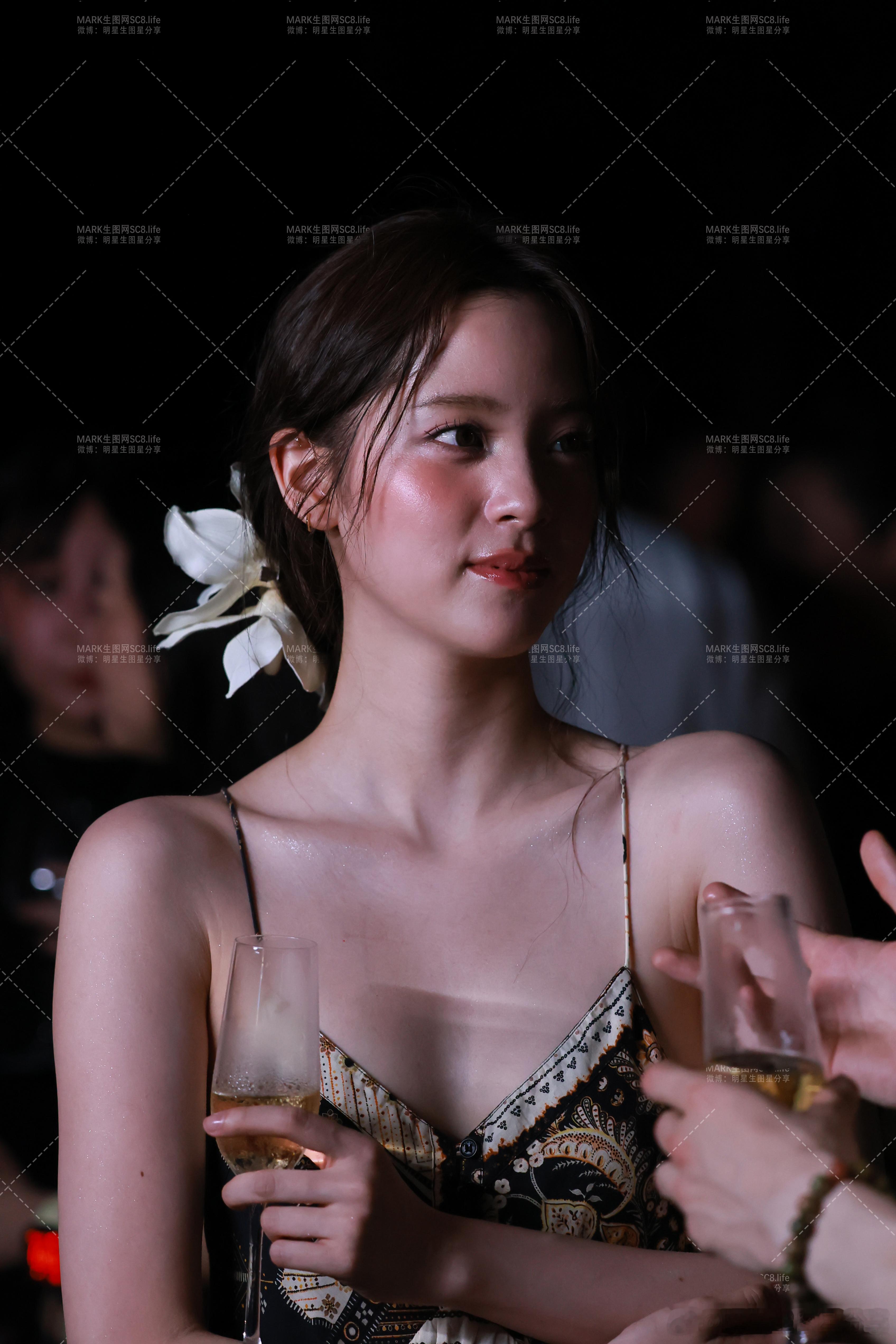VOGUE官宣了欧阳娜娜，期待娜娜美美的红毯🐚​​​