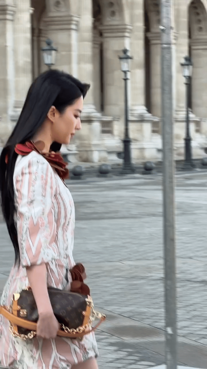 刘亦菲都年近四十了，皮肤和身材状态还这么好，我有理由怀疑她除了工作吃饭睡觉其他时