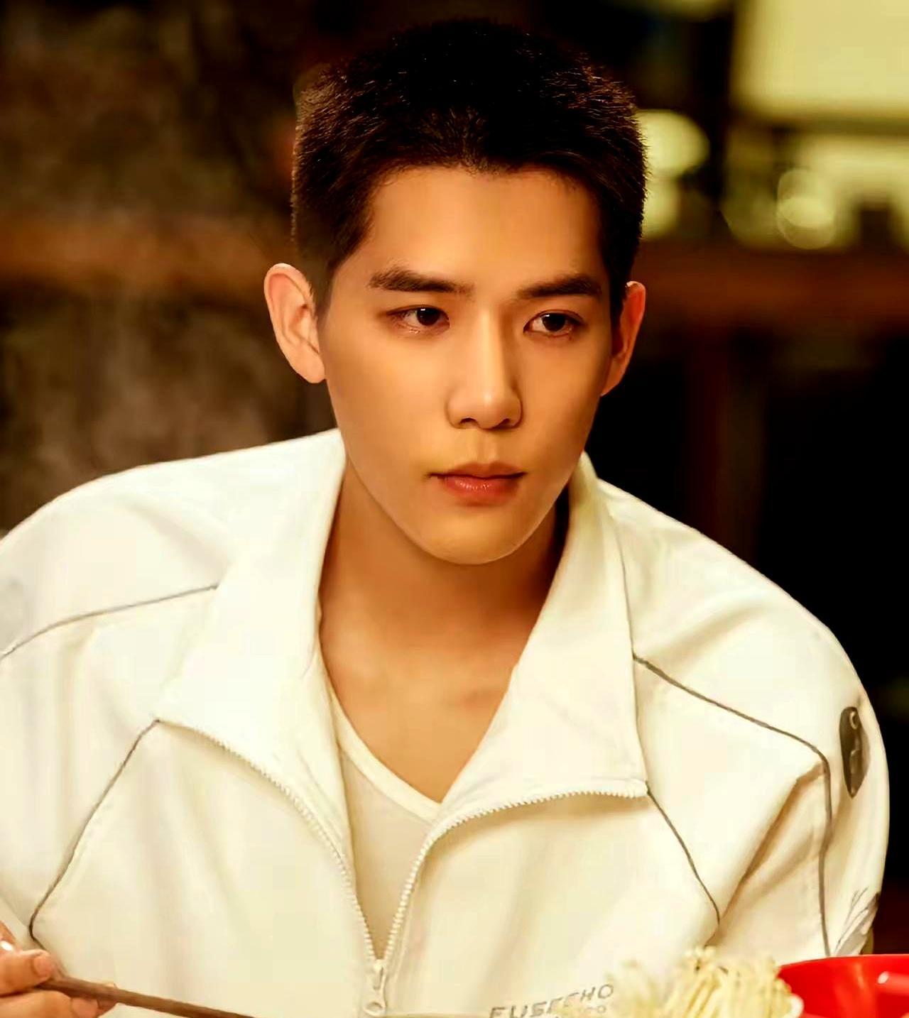 新人演员在综艺里拼命抢镜头，结果被镜头反噬了。沈腾贾冰坐在那儿不动，镜头自动追