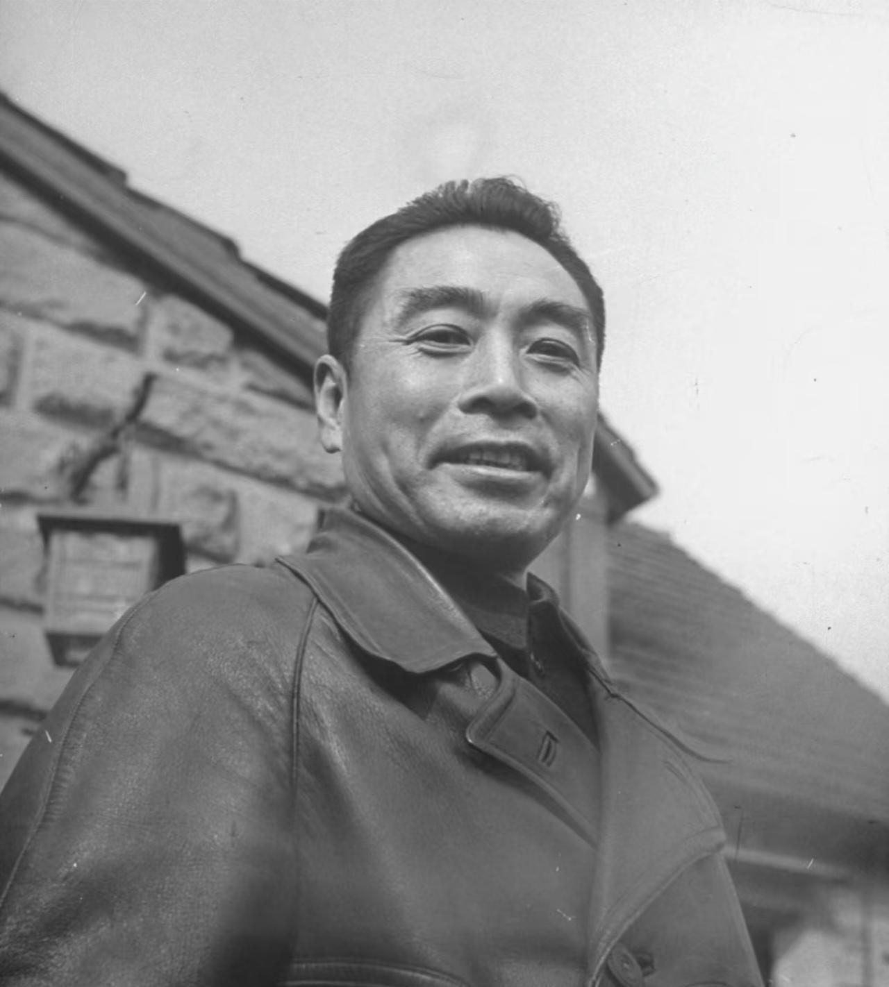 1946年1月，重庆怡园，《生活》杂志记者乔治·拉克斯的镜头，记录下周恩来总理的