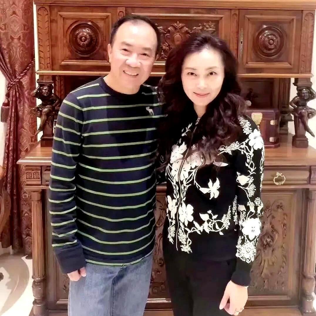 65岁的戴志诚头发都秃了不少，发量稀疏，但他，整个人气质看起来是相当不错的。天