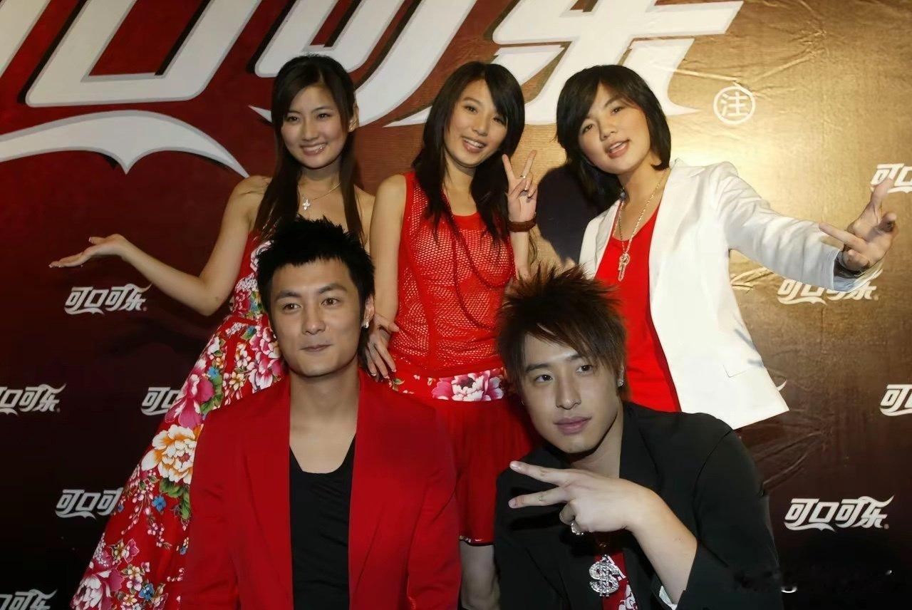还记得那个年代，刘翔眼里满是轻松快乐，潘玮柏身形清爽，余文乐风华正茂，Selina也安然无恙。​