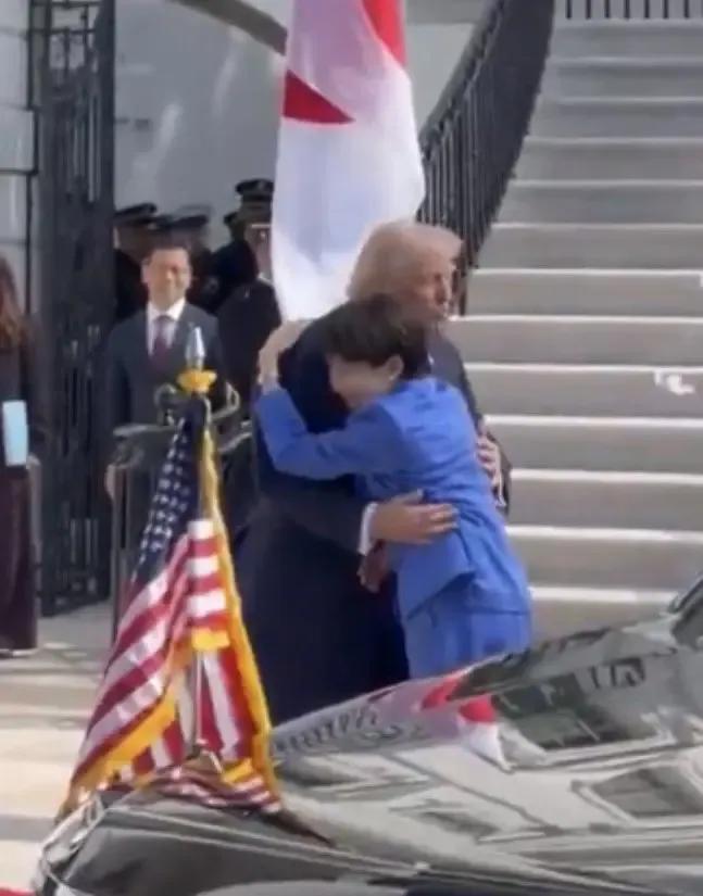 同样都是访问，表现却不尽相同。年龄大了，优势不再，只好主动拥抱、抚摸、撒娇。尽管