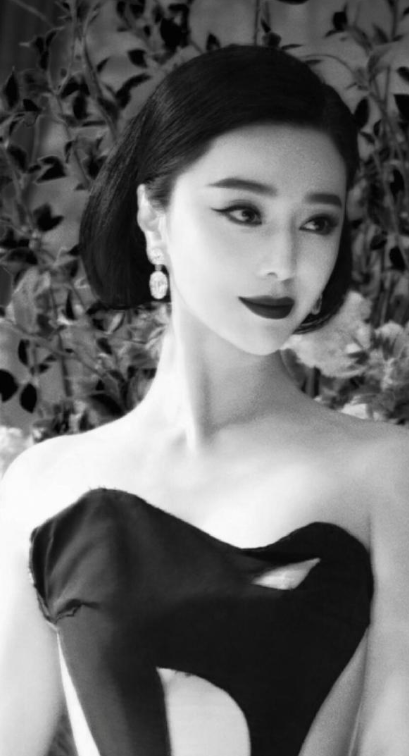 女王驾到​​​！他的礼服造型依旧很抗打