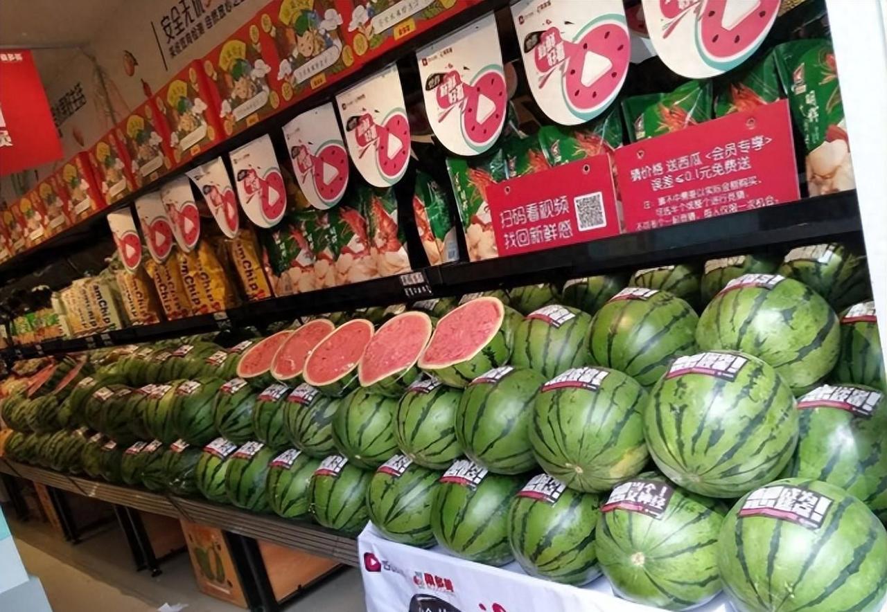 外网彻底看懵了！中国西瓜出现离谱反差：地头成堆卖不掉、几分钱一斤没人收，城里却全