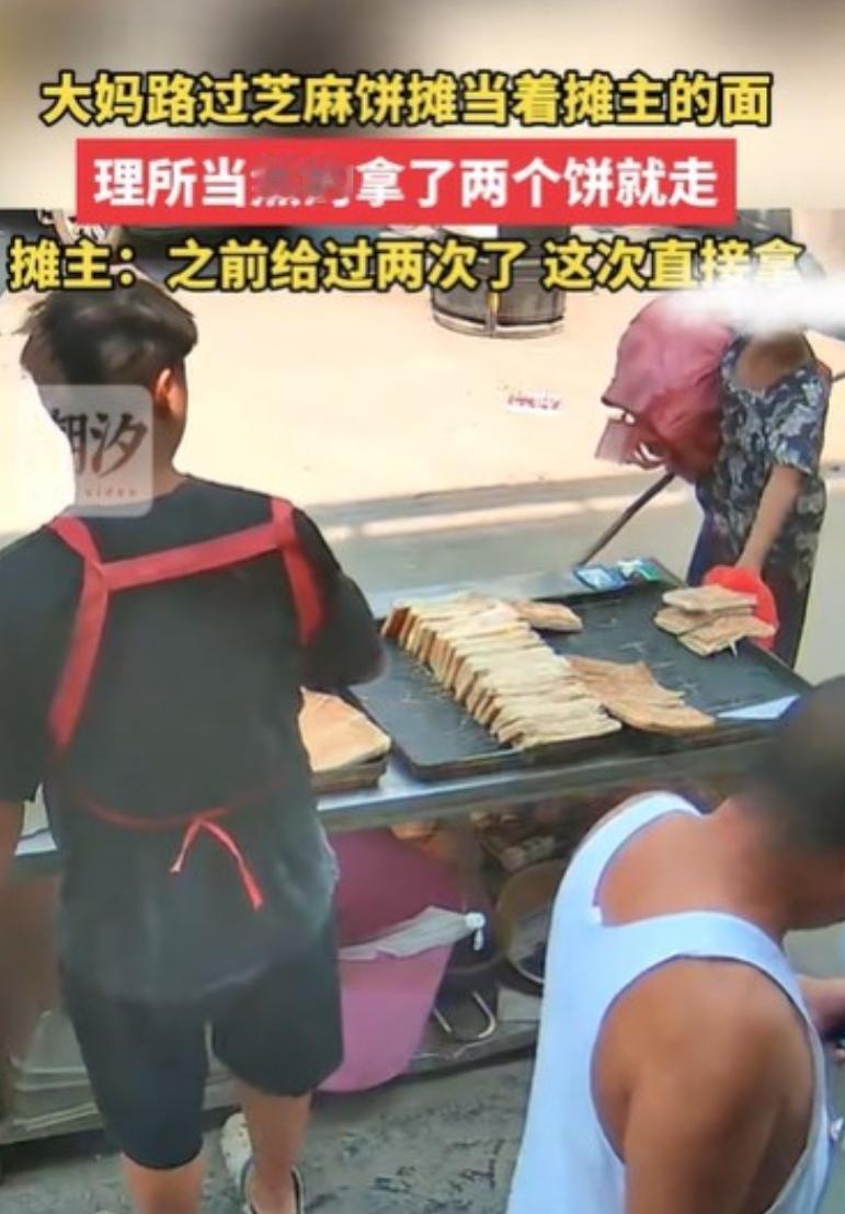 河南，男子卖芝麻饼，看到一个大妈拿着麻袋，好像是捡破烂的，他觉得大妈可怜，就给了