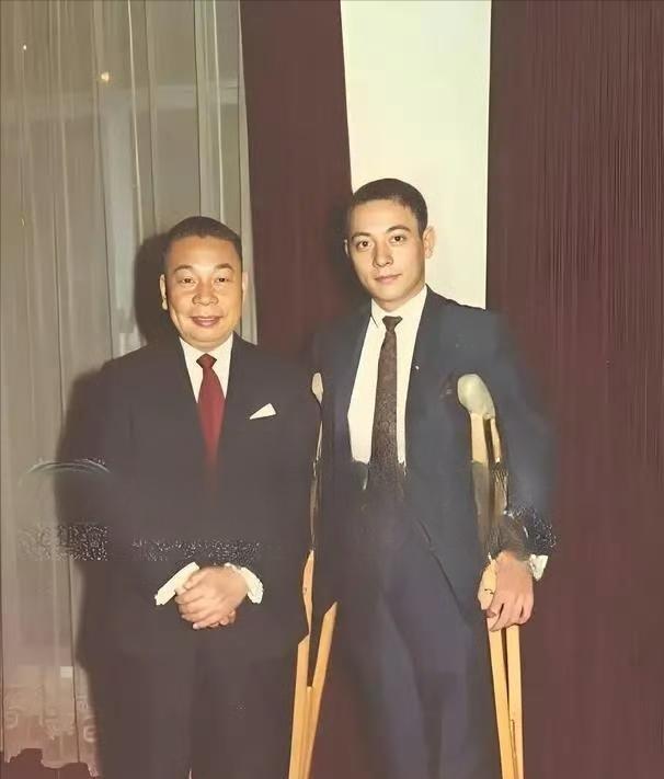1970年，蒋经国和拄拐的长子蒋孝文的合影，蒋孝文拄拐不是因为他受伤，而是他的身