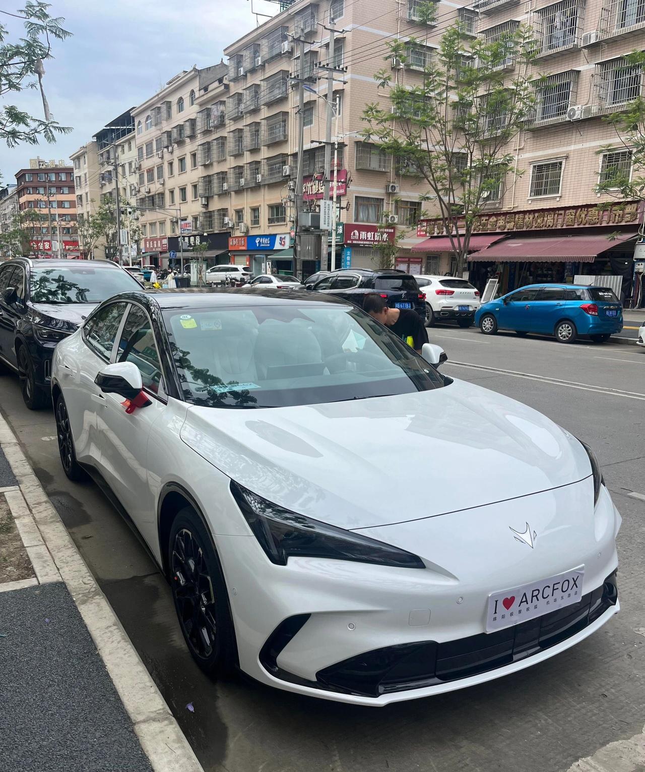 放弃比亚迪、吉利，兜兜转转我敲定了极狐这次换车是我深思熟虑后的决定，家里的旧油车