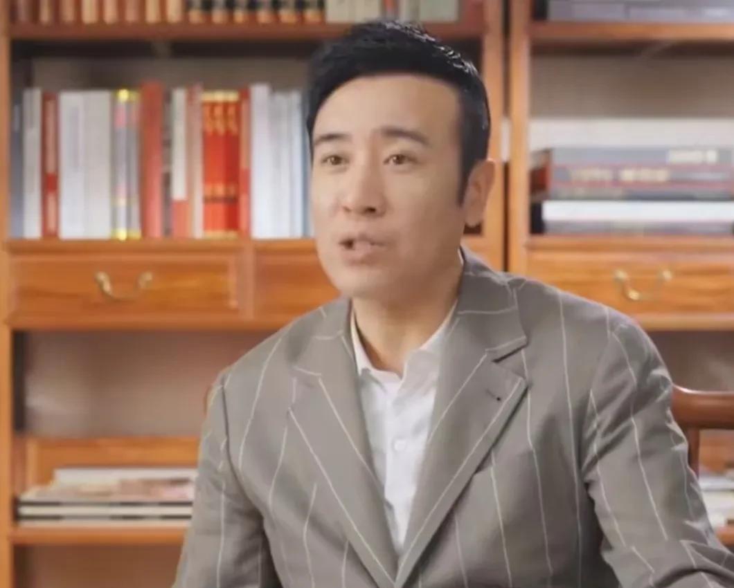 演员于和伟说：“拍完张艺谋的《悬崖之上》，剧组会有一个采访，他说于老师，你人生拍