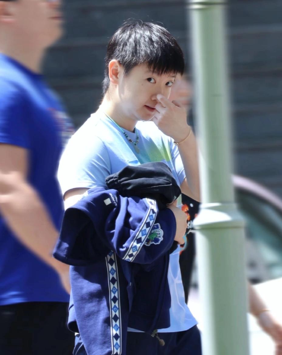 消失了两天的莎莎终于出现了，这个蓝色T恤真好看，显得她更白了。她的出现了，