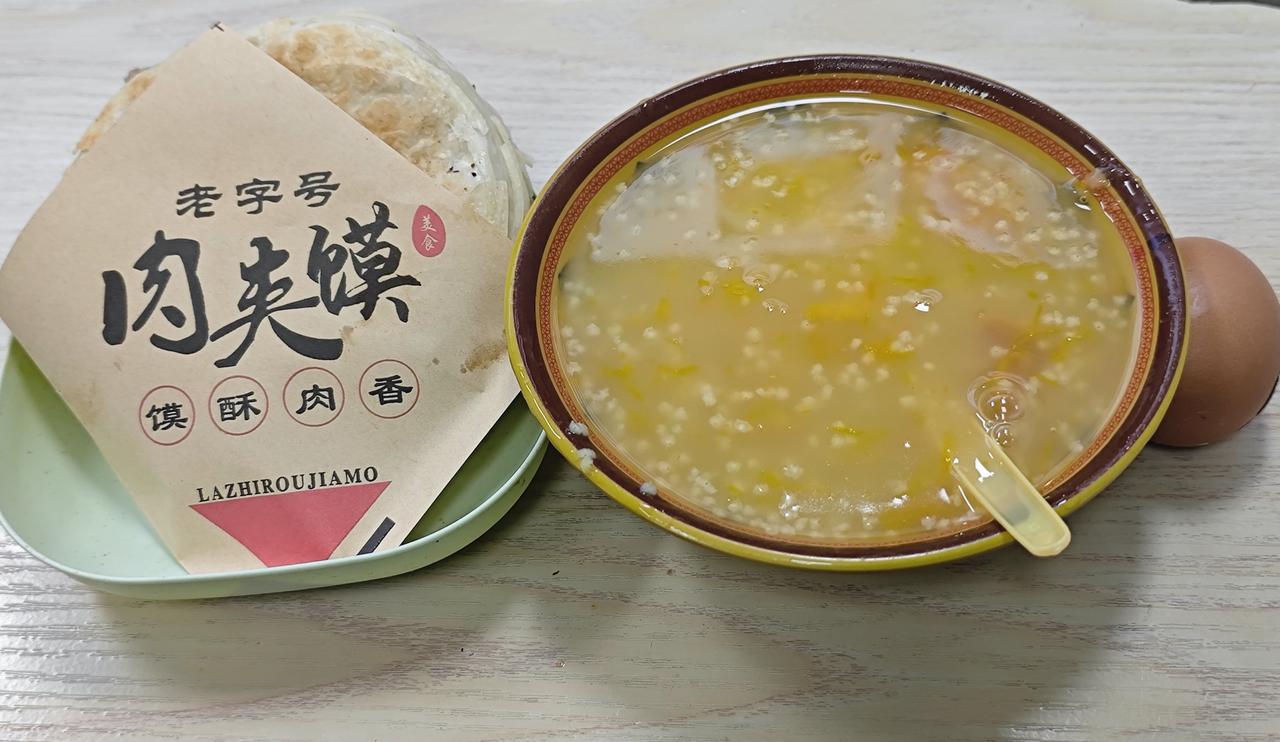 很多人问西安吃饭贵不贵？实话：两极分化。老西安日常早餐：肉夹馍+冰峰，十几块