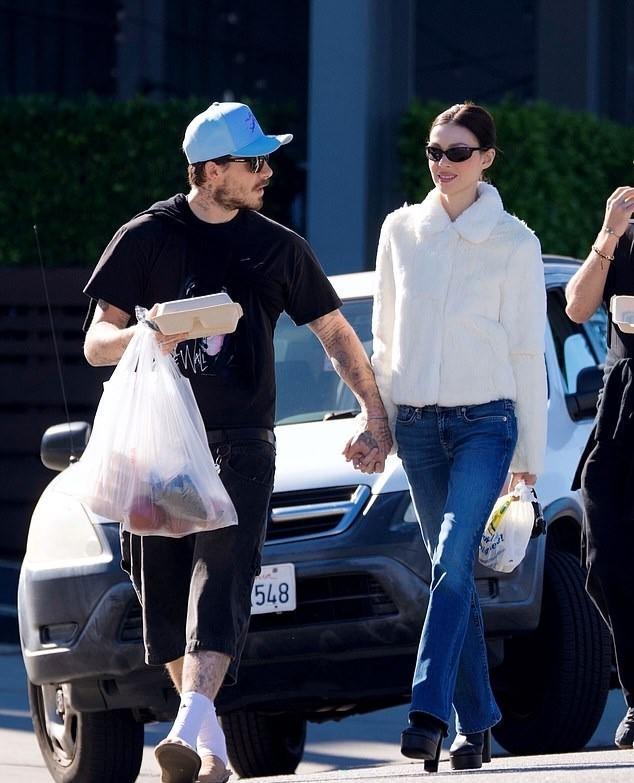 布鲁克林手牵手逛农贸市场，十指紧扣的恩爱画面背后，藏着一个让全网炸锅的真相——他