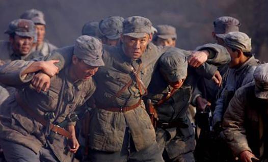 1980年，江苏省军区副司令在上海看病，期间在一家食堂吃饭时，服务员看副司令穿着