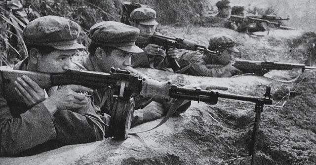 1979年春节前夕，无数本该退伍回家的老兵接到一纸命令：留队。与此同时，刚穿上军