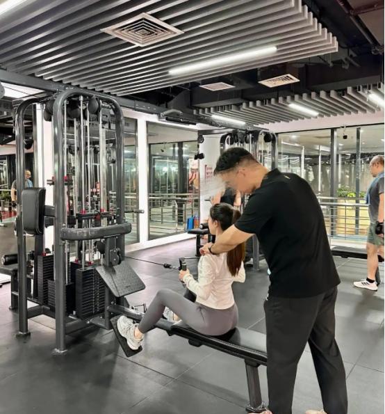 “这是什么东西？！”广东某健身房里，林女士刚完成一组力量训练，走向女士浴室冲洗。