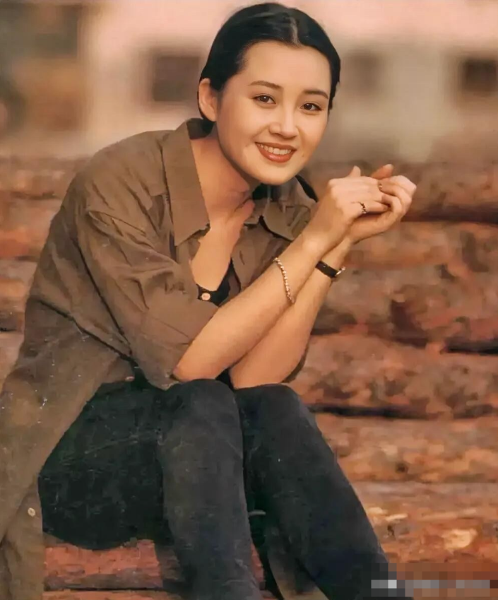 照片中的女演员长着一对标志性酒窝的脸，估计好多60后观众一秒内就能认出她。她虽然