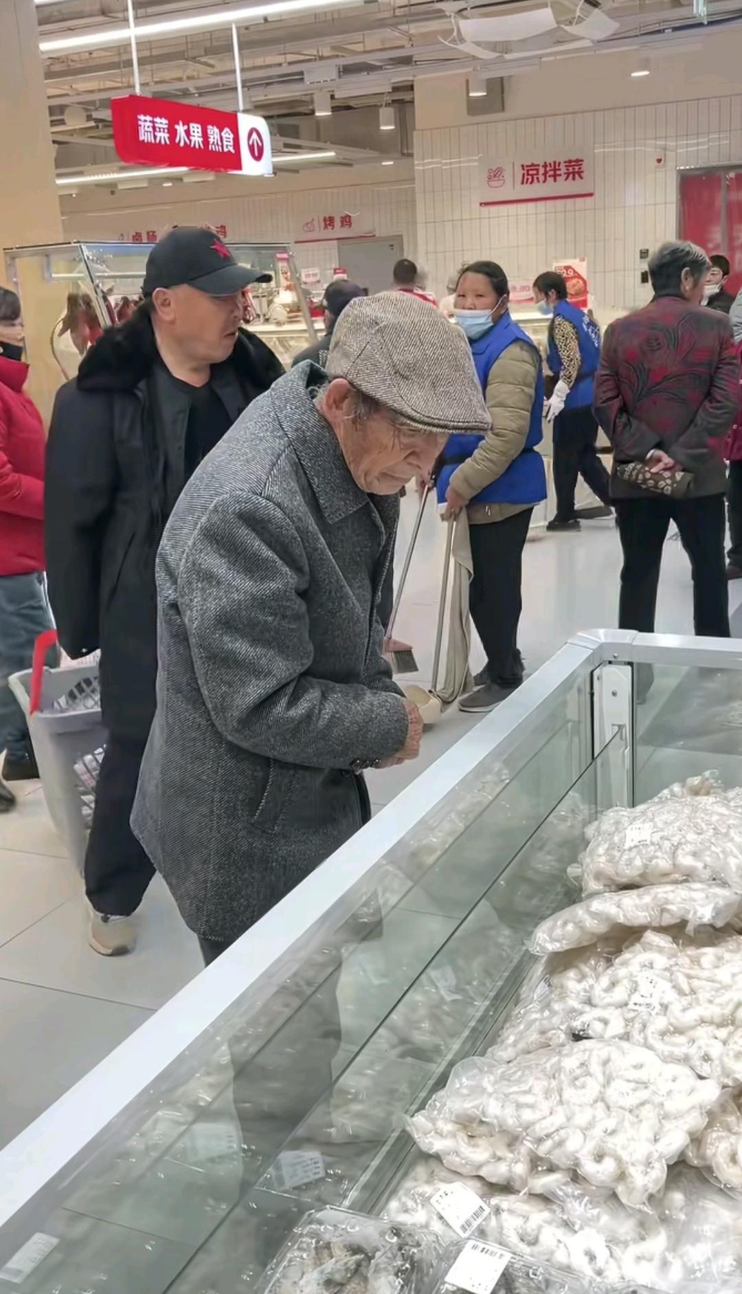 这两天，刘强东父亲现身江苏老家京东折扣店，他穿着灰色大衣，戴着灰色帽子，在店内看