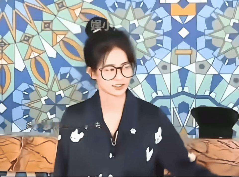 能主动让和自己互为竞品的赵露思站中间，我不信白鹿只爱男不爱女。感觉白鹿真的无妄之