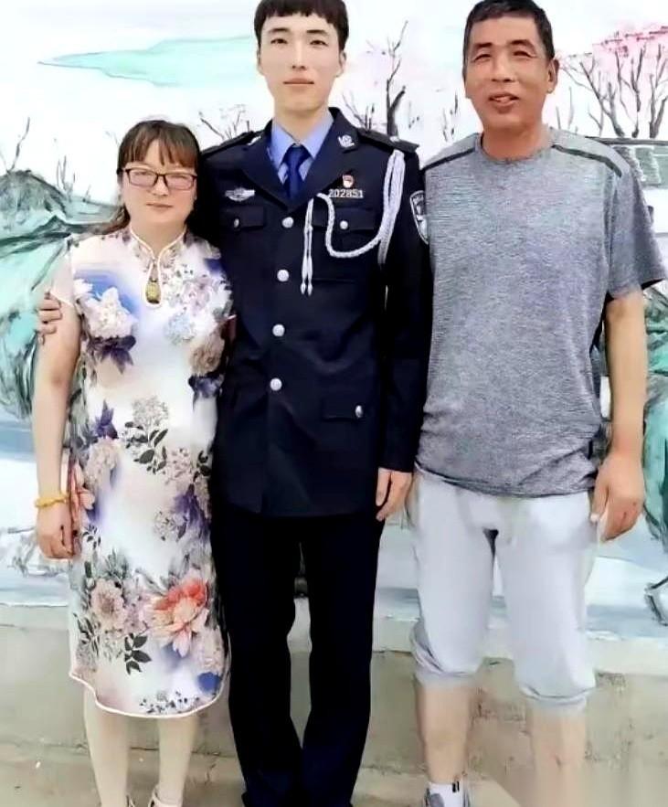 据澎湃新闻报道的这个事，看着真让人心里发紧。2022年12月，常州一家商场里，5