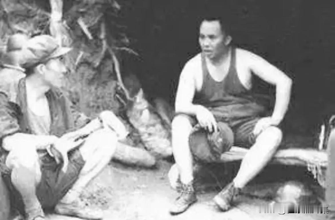 1984年，11军副军长何其宗（右）与41师123团团长王佐明（左）在八里河东山