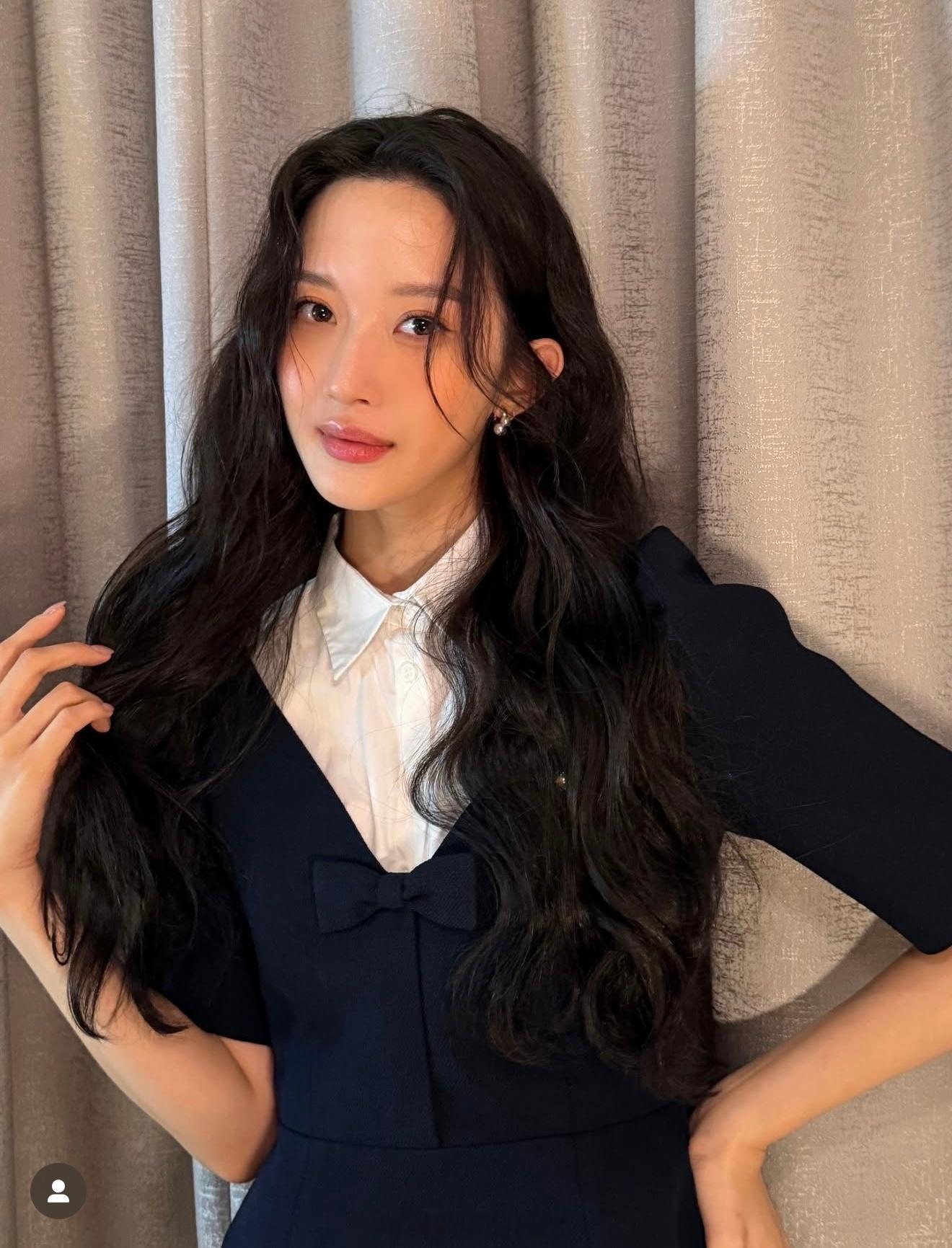 文佳煐文mm之前去国外参加粉丝会私服一直都是低腰裤她真的很喜欢穿感觉穿24码的