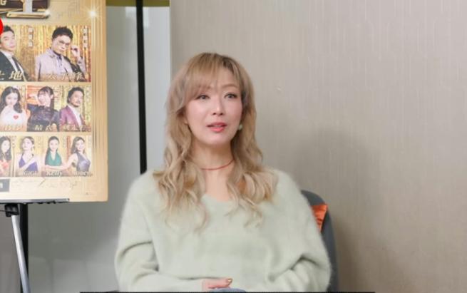 讲真的，我有点看不懂郑秀文了，那件轰动全港的事才过去几年，现在就满脸幸福夸许志安