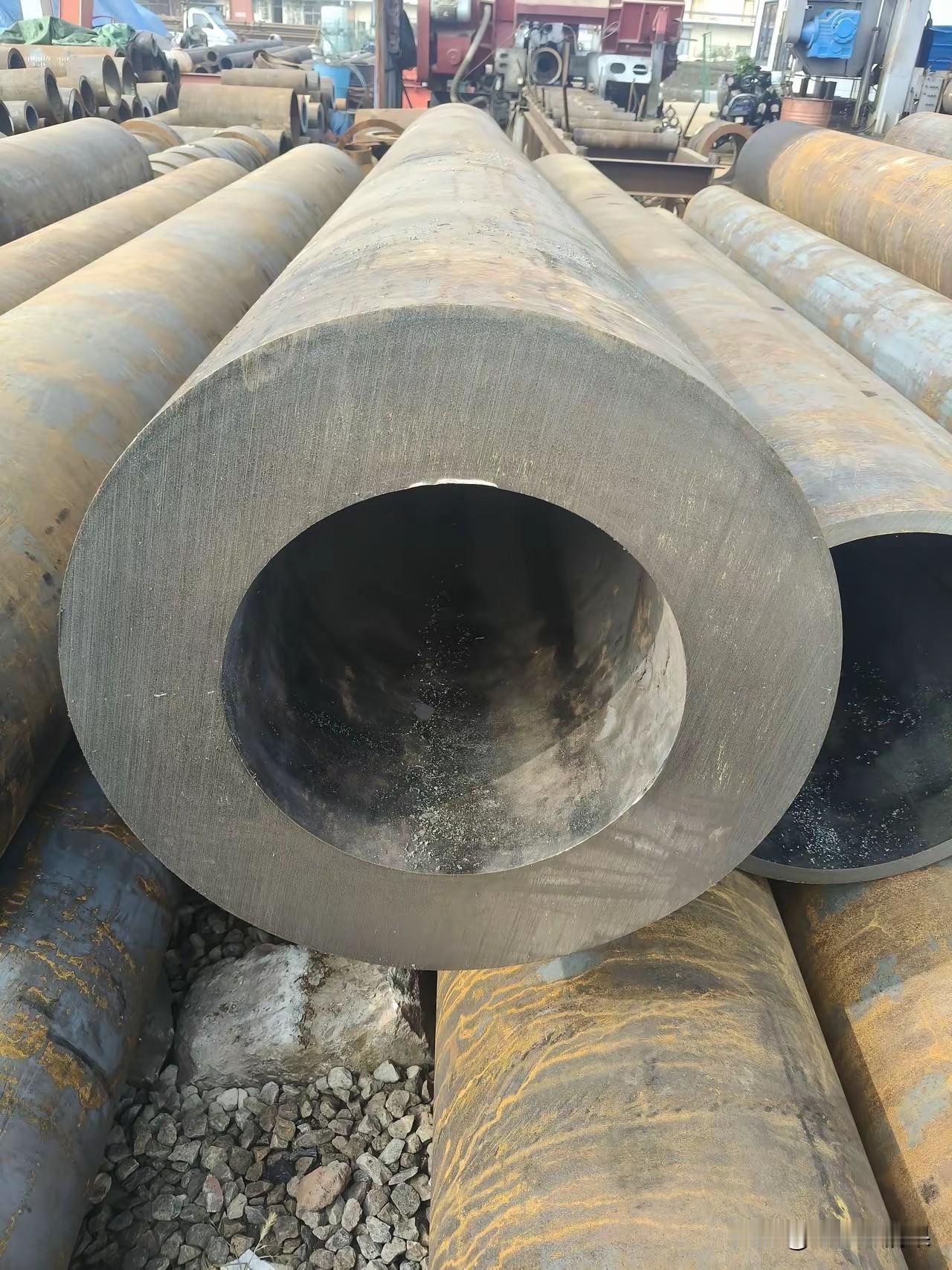 这管子看着好眼熟，像不像没有加工的火炮用的炮管，火箭弹、导弹的弹体是不是也可以使