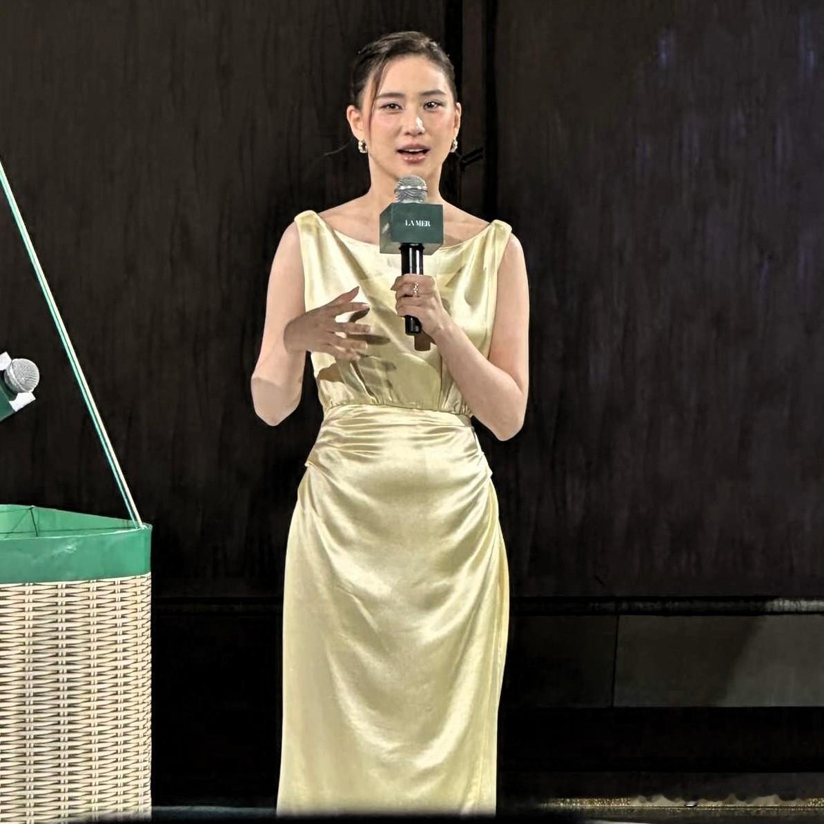 为什么何超莲一直火不起来很简单的缘故不是她没资源没背景，也不是长得不够好