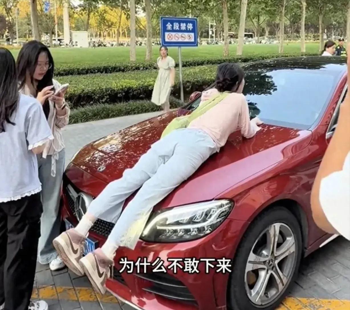 “太缺德了！”6月24日，河南郑州，一女老板翘着二郎腿坐沙发上，让员工跪着跟她说