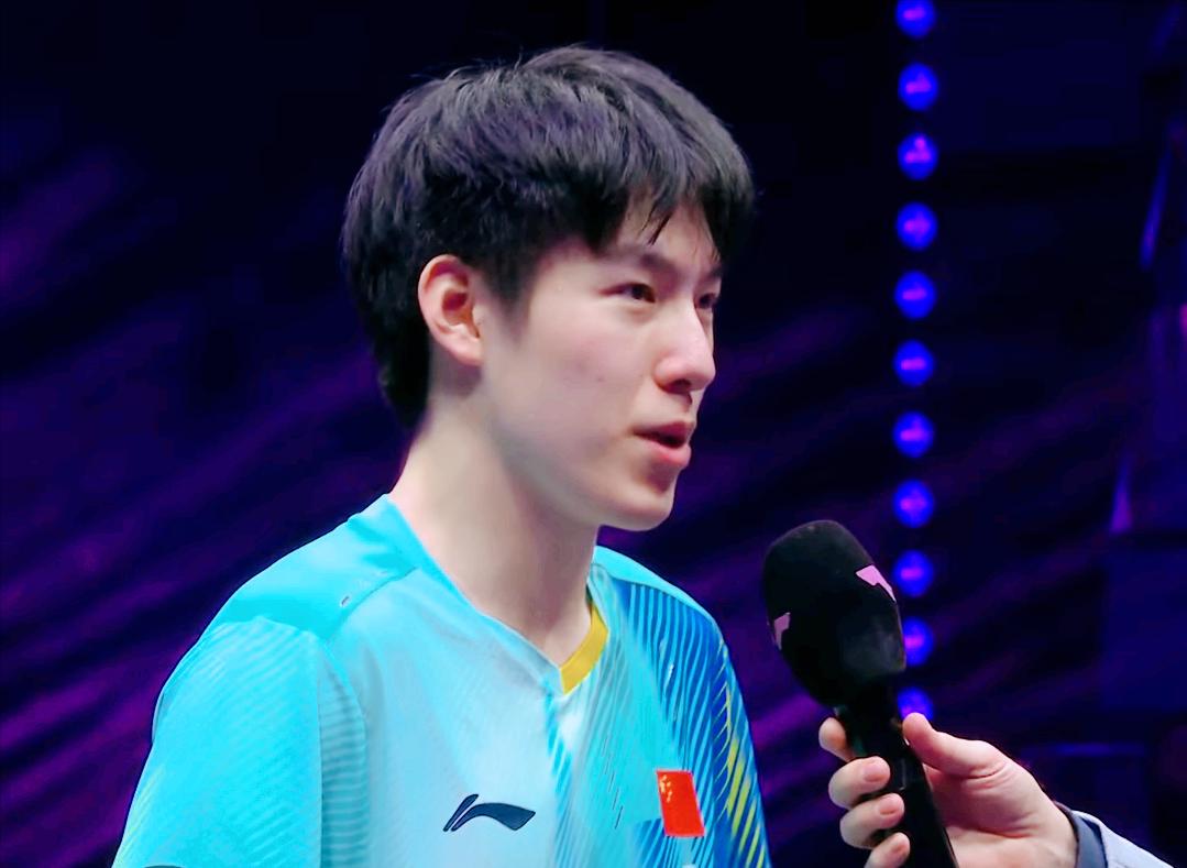 温瑞博4:2战胜邱党晋级半决赛，赛后采访，为何看台哄堂大笑？主持人：温瑞博